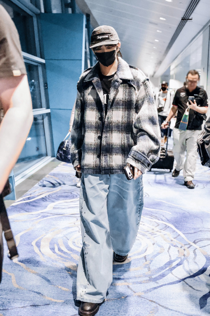 刘轩丞新加坡路透，刘轩丞格子衫牛仔裤清爽look，看得出男大感满分轩丞上线啦，期