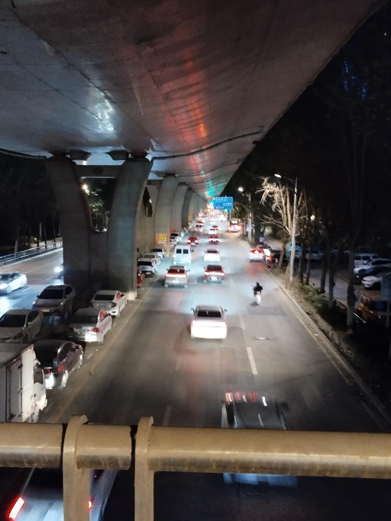 看看这川流不息的轿车，这就是中国现代城市的景象。

过去总有人说美国的轿车比中国