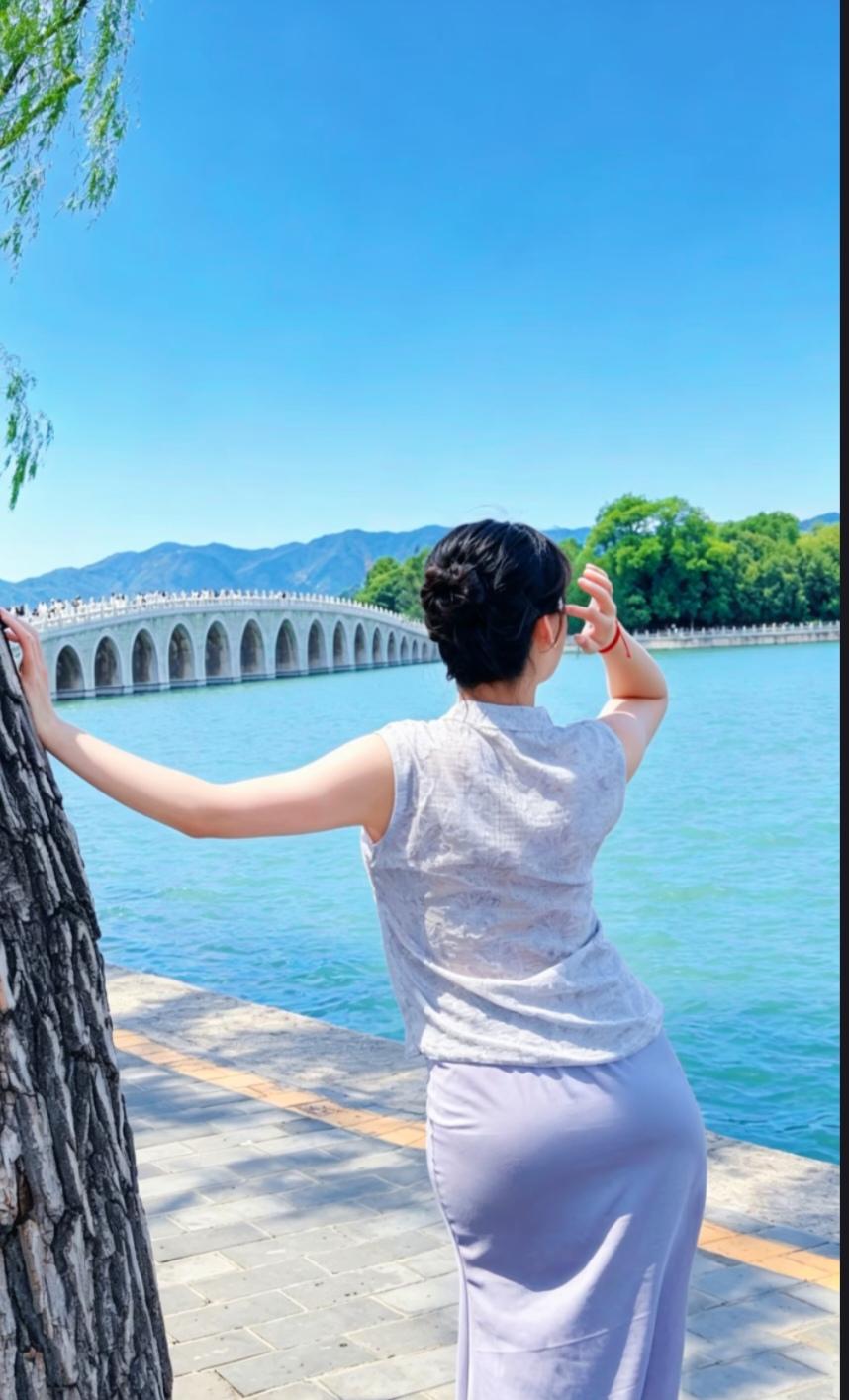这地方是颐和园吗

像，但又有问题

数数看，桥不是十二孔啊

颐和园古桥