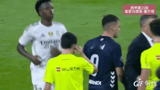 维尼修斯这次变乖了！皇马与塞尔塔的比赛最后时刻，皇马后卫卡雷拉斯因为不满裁判判罚