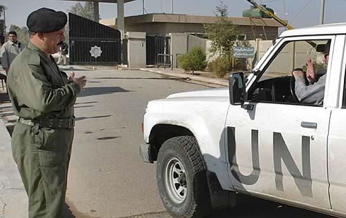 2002年美国人指责伊拉克拥有大规模杀伤性武器，被彻底打服的伊拉克当即喊话：“求