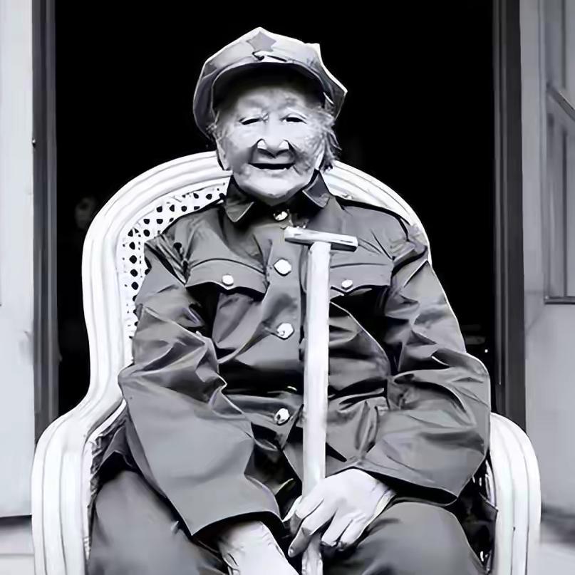 三过草地的女红军当农民，朱老总怒斥当地领导：你知道她是谁吗？
 
这句话里藏着一