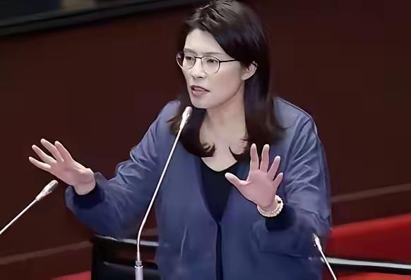 一、讲话前后矛盾。开始表面上承认“九二共识”，两岸一家亲，我是中国人。背后却把统