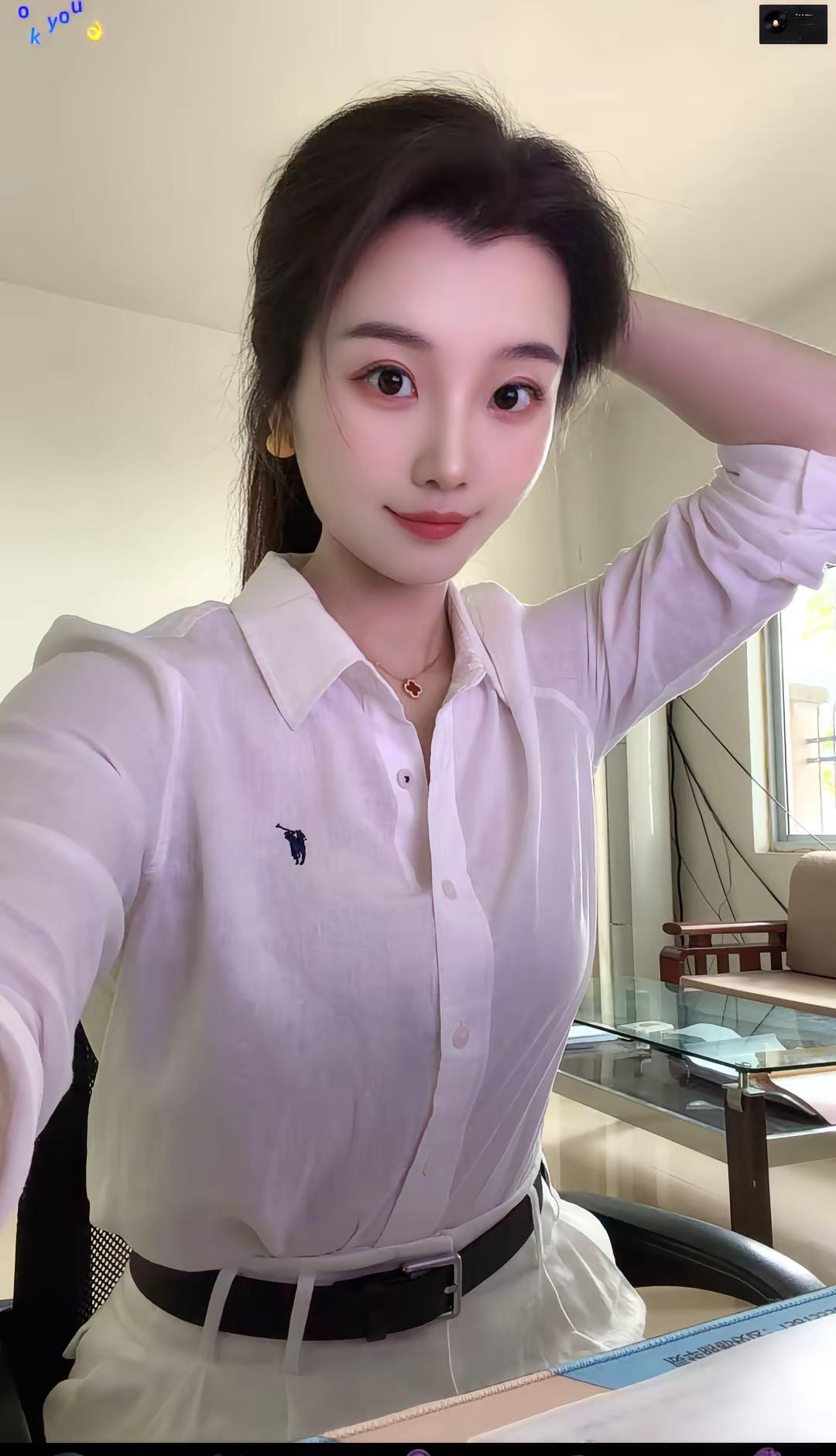 今天穿了一身白亚麻，我说这是老钱风，我都不敢想，如果我穿这一身去我姥爷家，我得被
