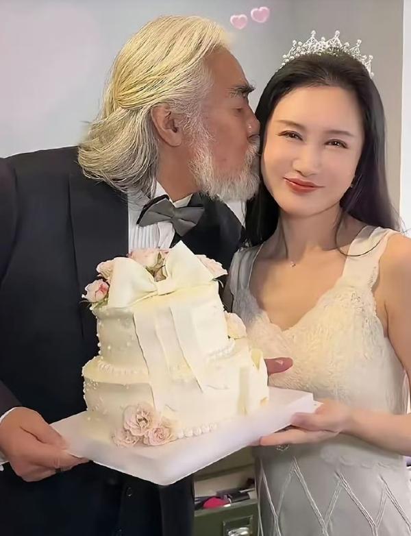 5月4日，导演张纪中与妻子杜星霖再度引发网友关注，一段日常视频悄然流出。现年 7