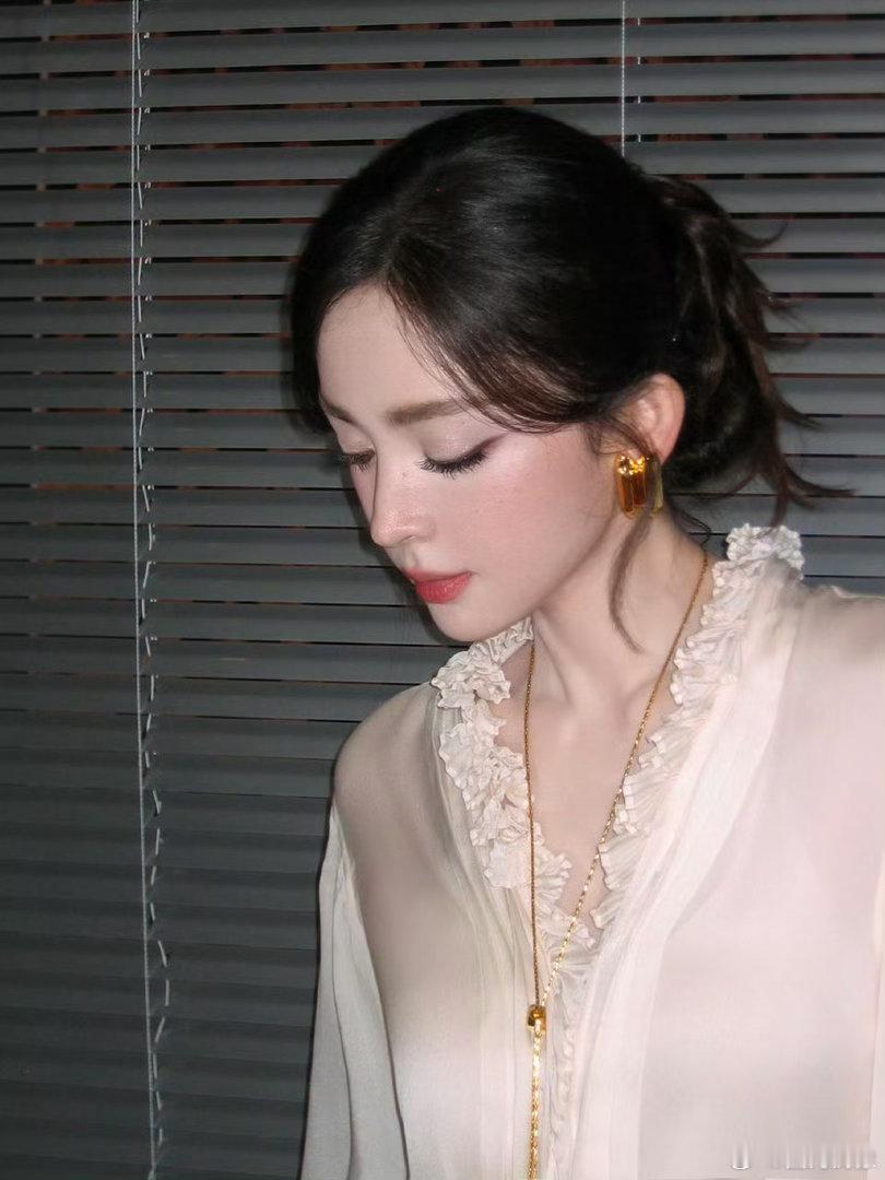 建议娜扎把这个妆焊在脸上娜扎雀斑妆慵懒名伶感谁懂啊！娜扎雀斑妆美到失语，奶白缎面