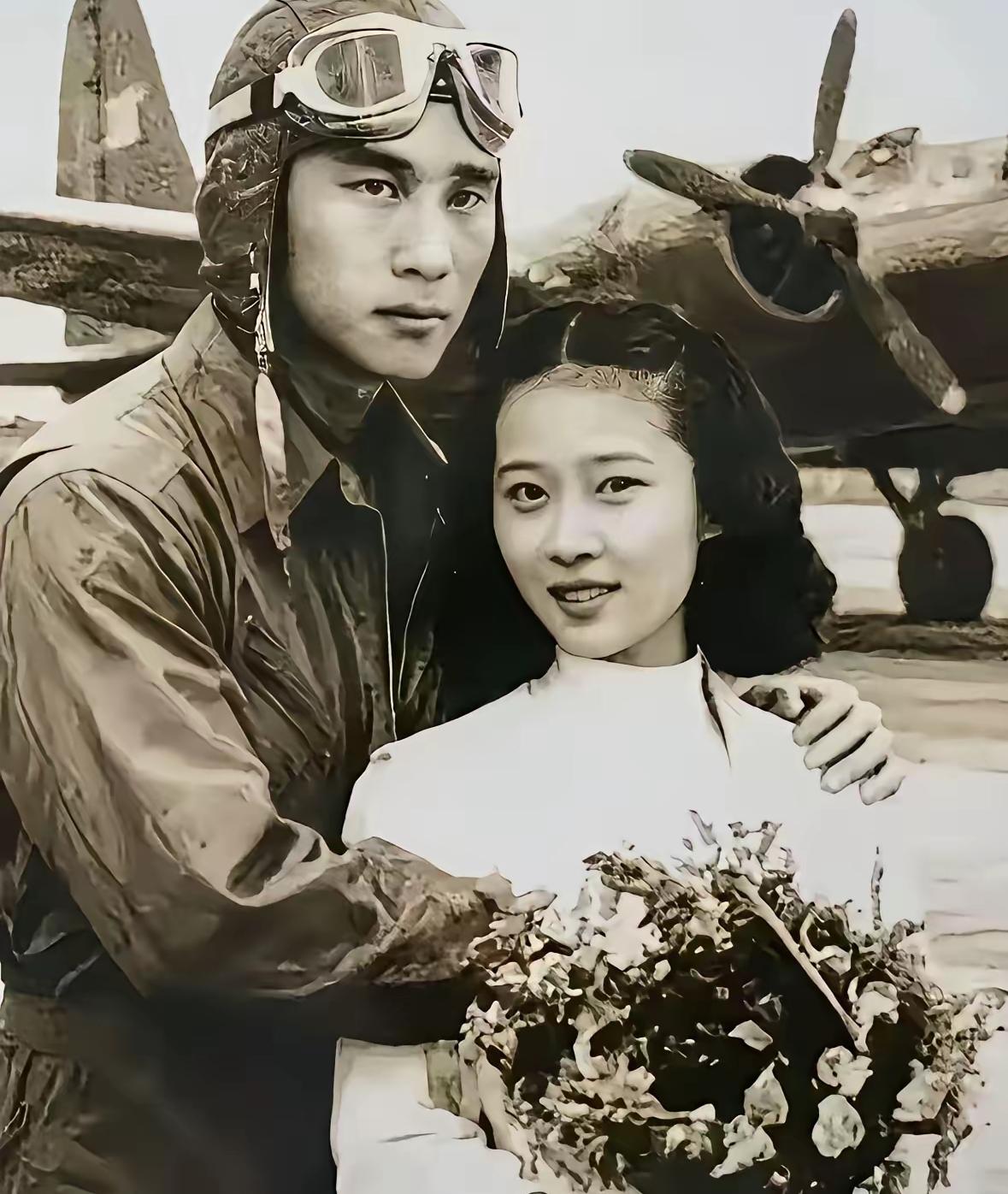 1938年，国民革命军空军飞行员陈怀民特意请了半天假，约未婚妻王璐璐来到机场，让