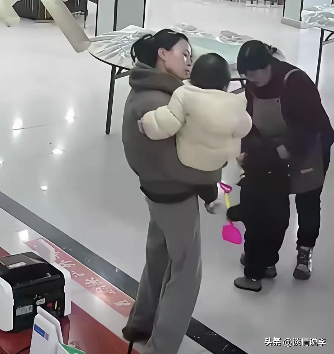 安徽六安被打幼童的妈妈拒绝和解！

此事没有商量，直接走法律程序。

这是对的，