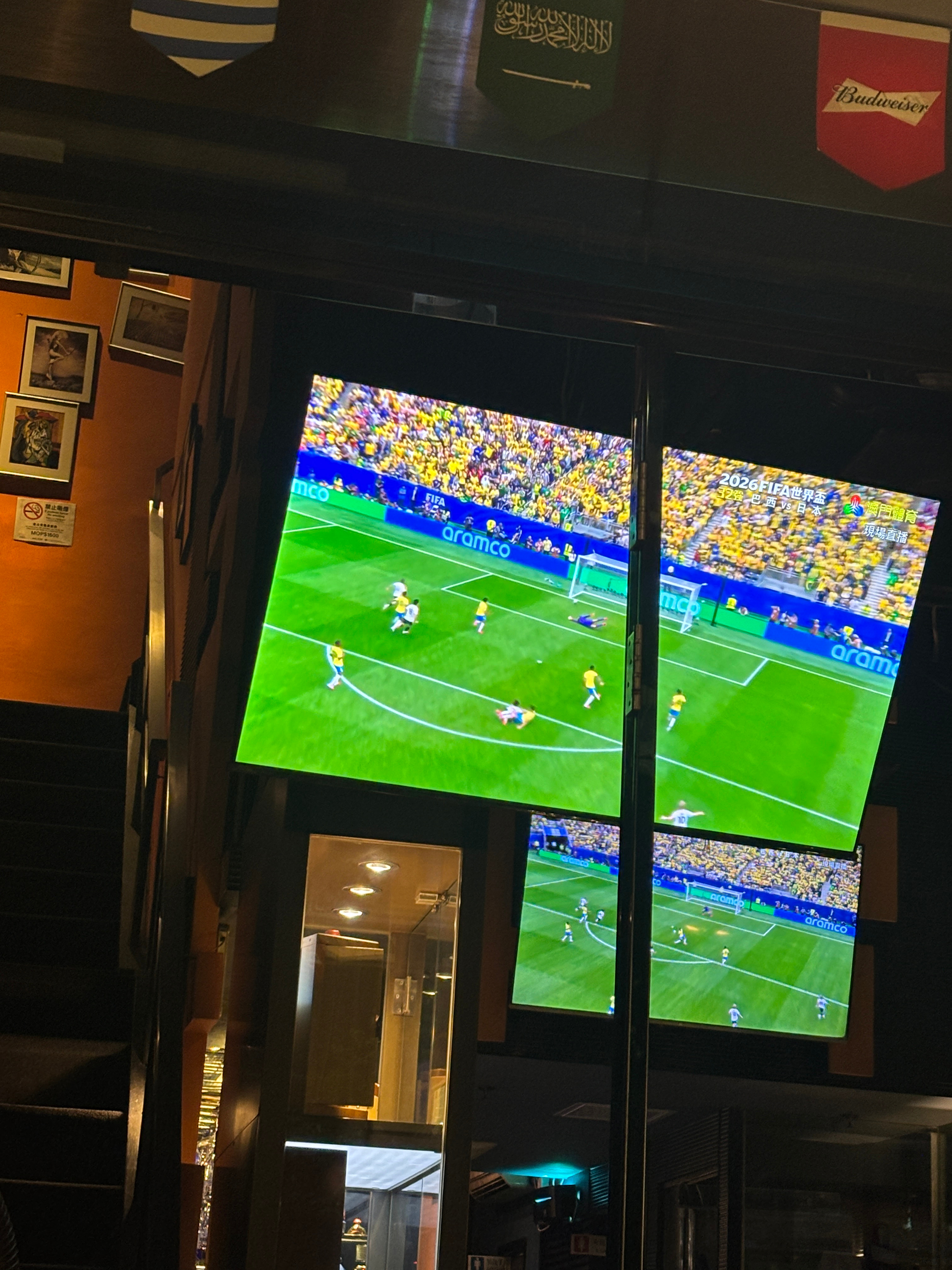 因为要出去看这场比赛美加墨世界杯 我们搬家的收拾速度加快了一倍——在突如其来的瓢
