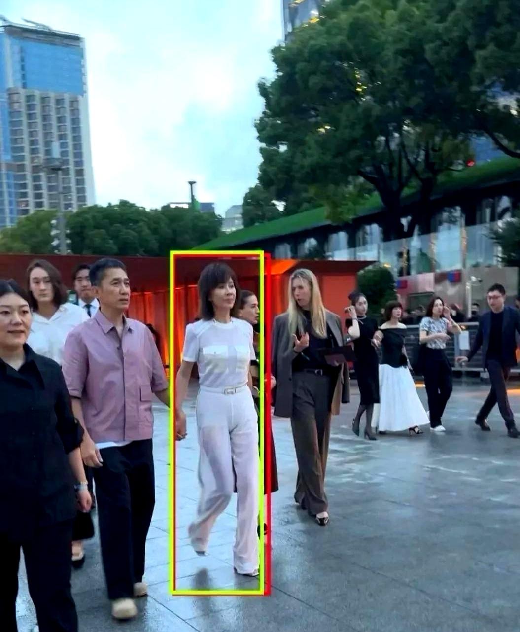 见过那种在现实里美得让人倒吸一口凉气，结果一上镜头颜值直接被砍掉一半的“绝世大冤