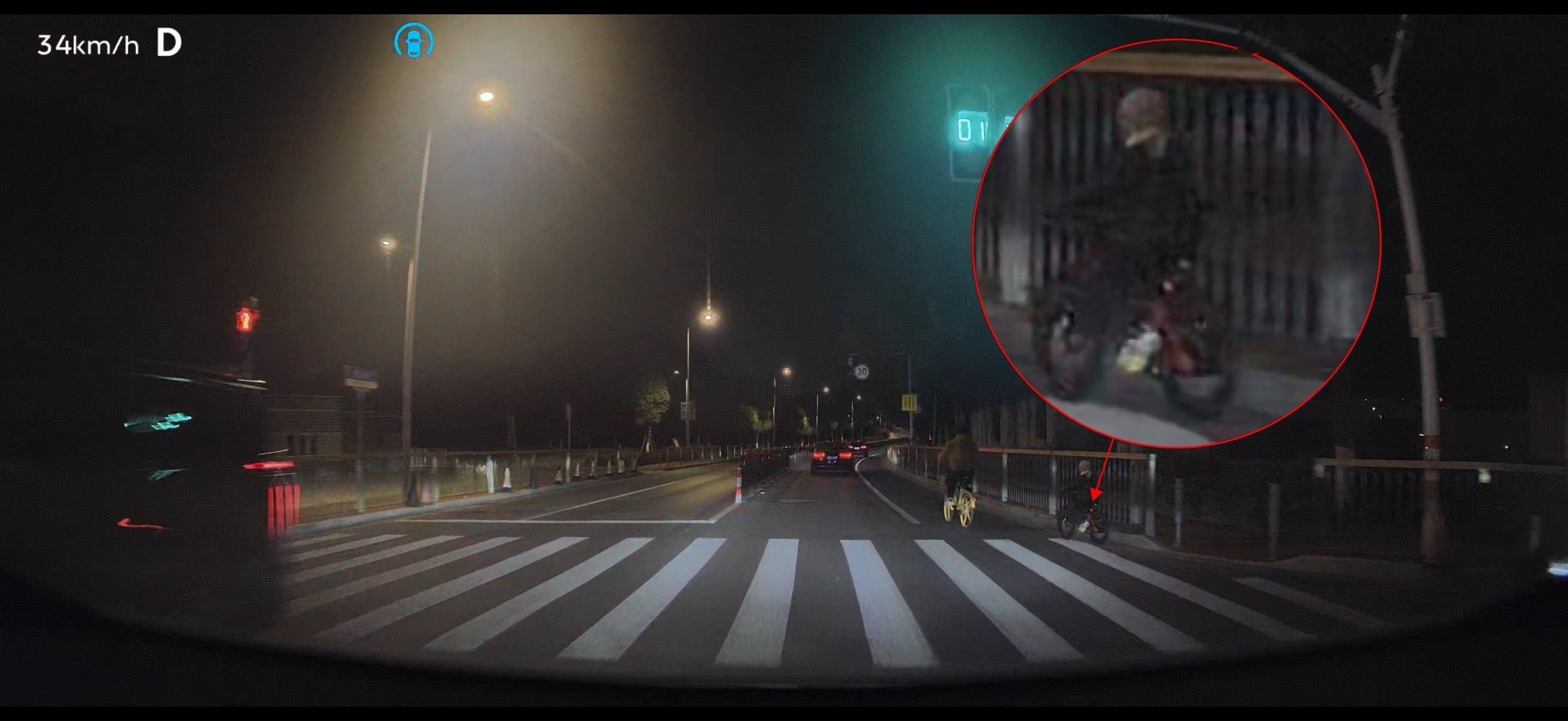 Damn，怎么会有人这么心大的呢大晚上的这位奶奶带着孙子出来骑车，也真是不怕被撞