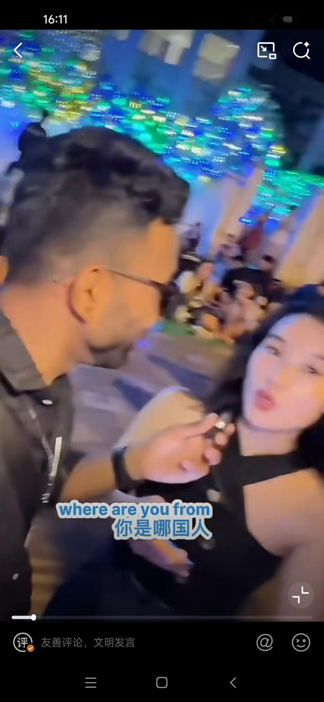 迷汁自信的阿三又又又在街头泡妞了。
结果当越南小姐姐得知他是印度人后，直接一个闪