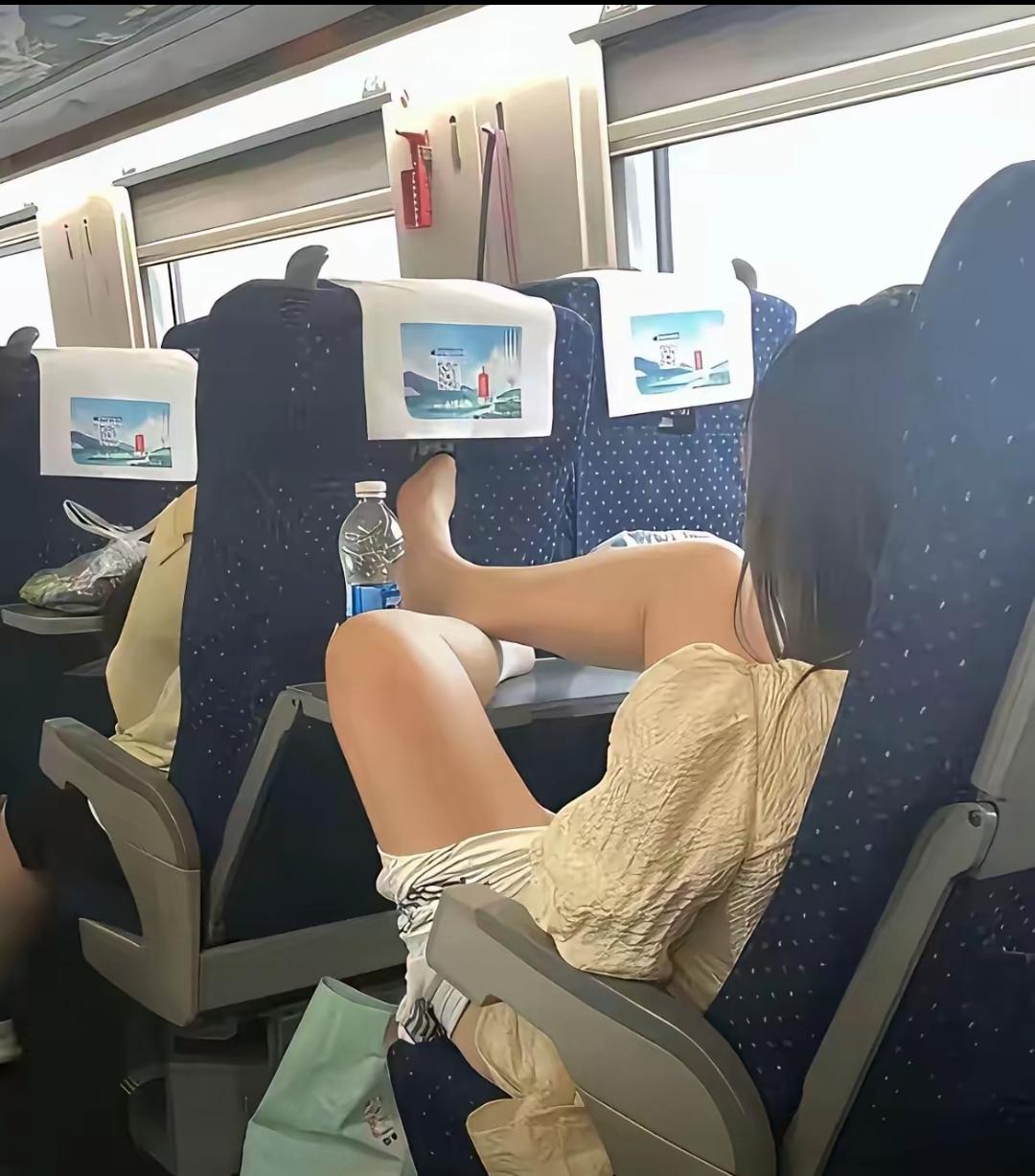 漂亮的女孩子想脱鞋就脱吧，反正我一个单身大老爷们也不反感！