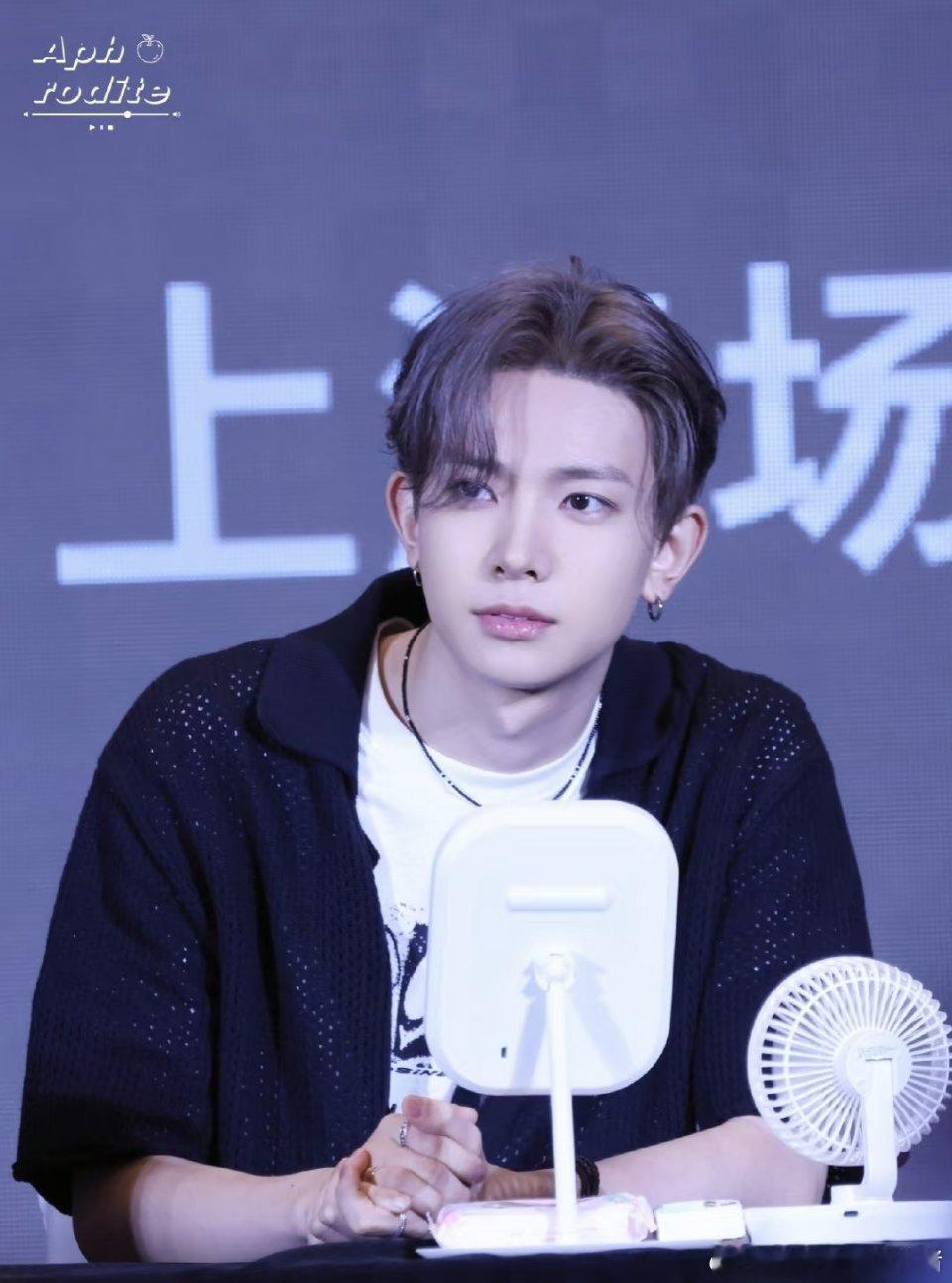 enhypen 签售，有一个人帅的很突出 ​​​