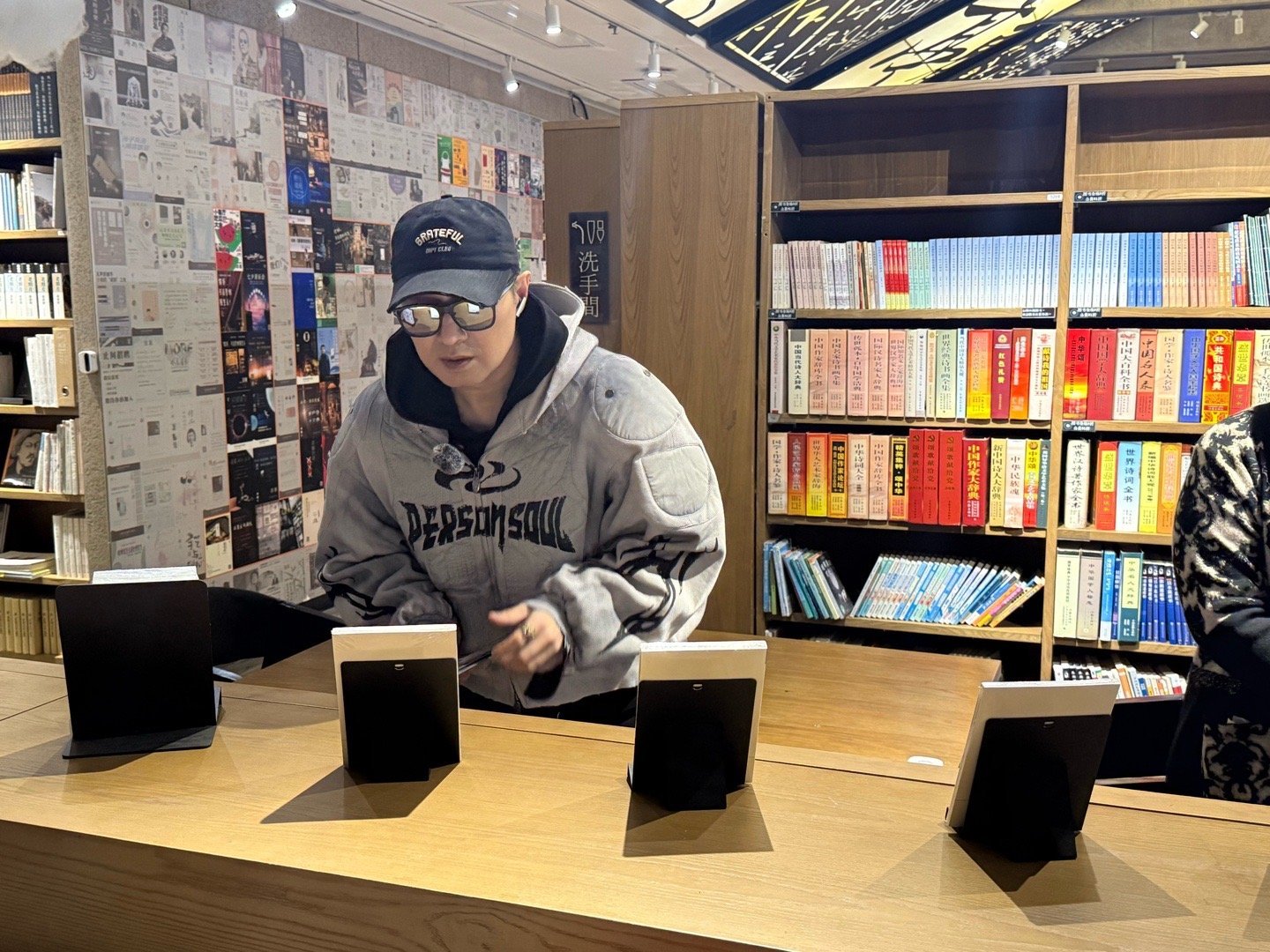 汪峰长沙请偶遇粉丝喝咖啡 汪峰也太暖了！书店偶遇歌迷就主动请喝咖啡，安安静静选书