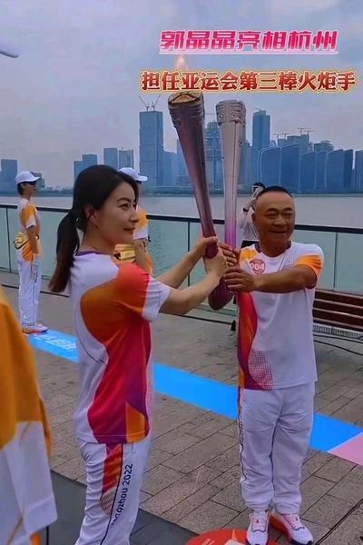 真是太奇怪了！“相貌平平”的她为什么受到大家的一致好评呢？

是因为她是豪门儿媳