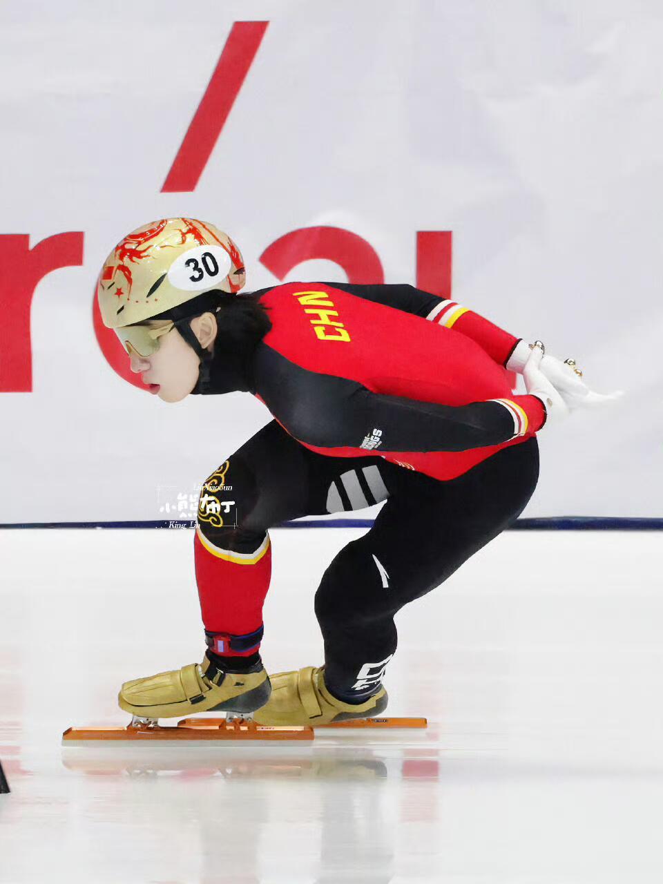 冬奥将至米兰滑冰馆尚未完工，核心设施虽已就位，却还在进行最后的细节完善，千名工人