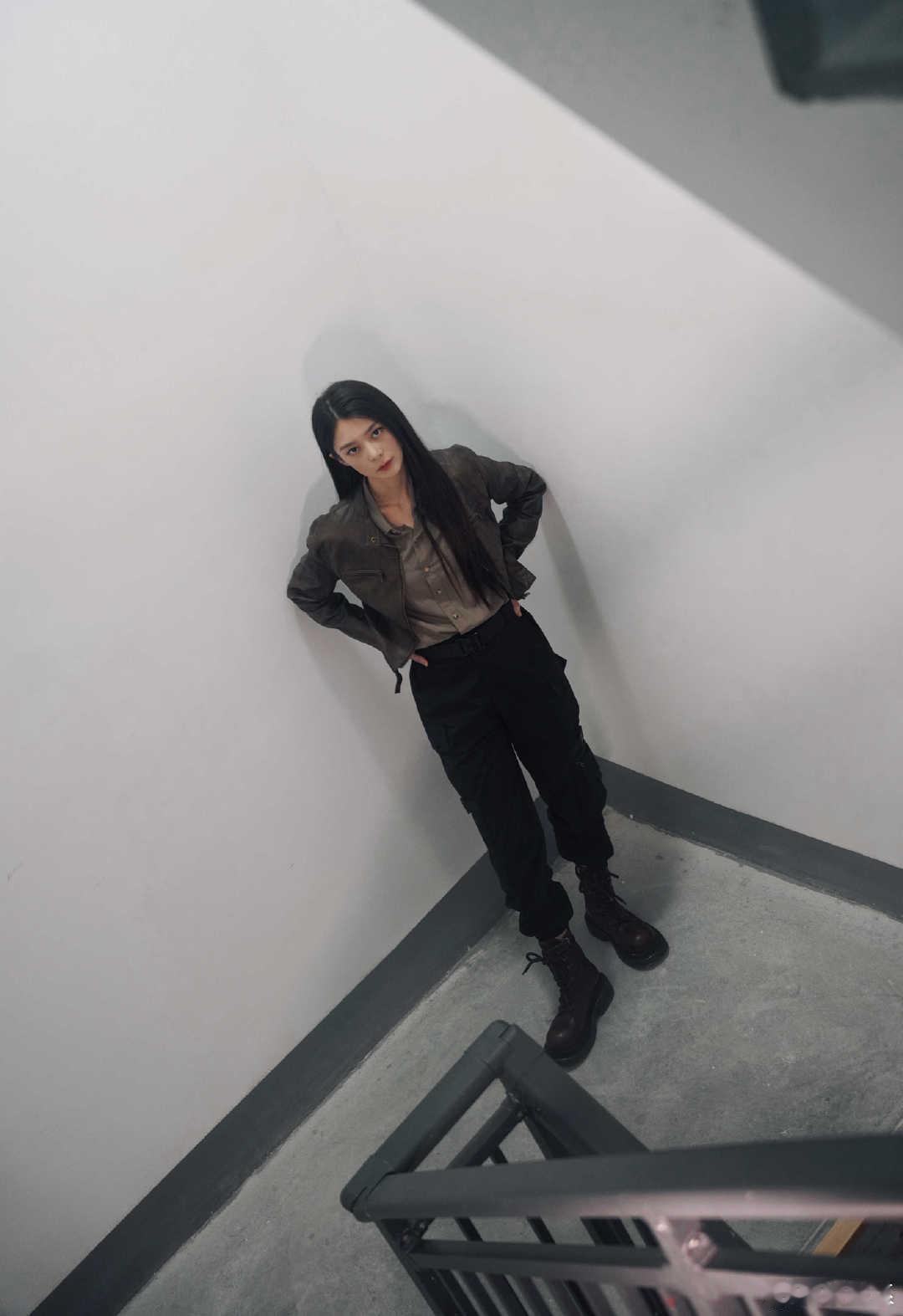 傅菁讲怪屋导演杀青后去急诊 剧组不分职位高低，所有人全力奔赴创作，傅菁聊起导演杀