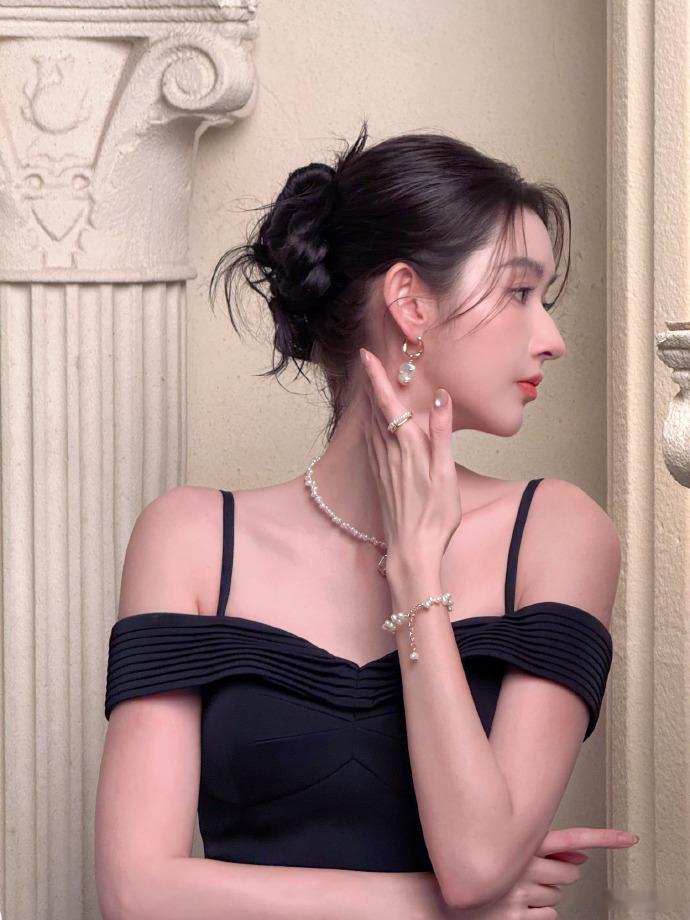 王玉雯沉迷于自己美貌无法自拔有这么美的美貌，别说王玉雯了，俺也沉迷于王玉雯的美貌