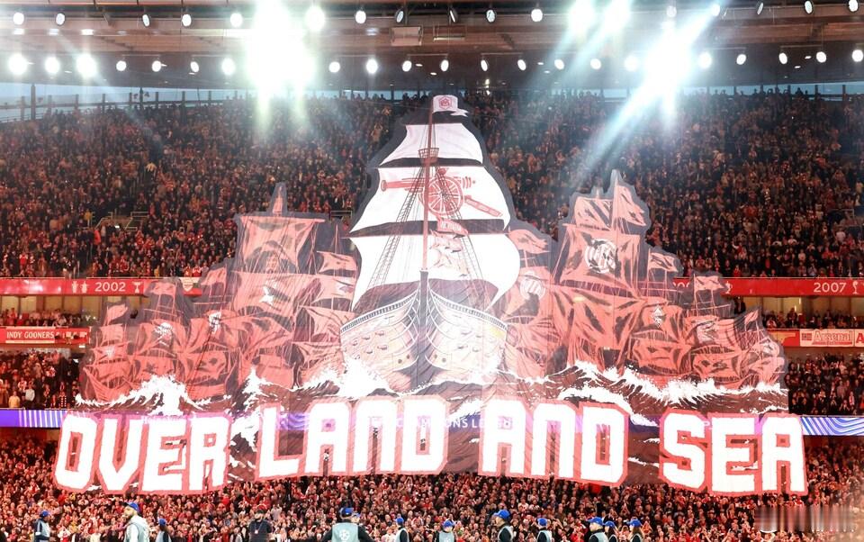 阿森纳vs马竞 阿森纳球迷在酋长球场打出巨幅TIFO，上面写着 Over Lan