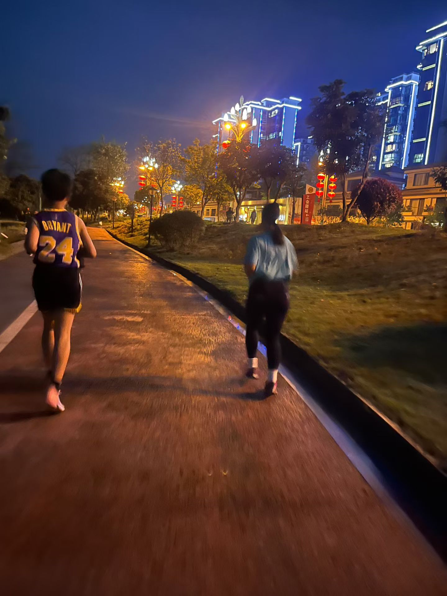 晚安💤分享张雪峰去世  心源性猝死。消息很突然，心里也有些沉重。无论我们追求什