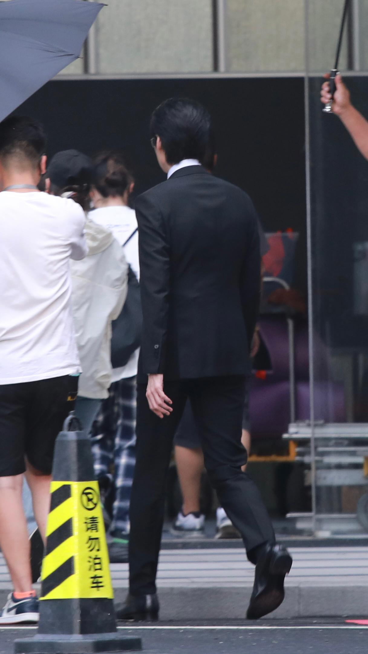 魏大勋紧身裤界最严厉的父亲此男苏感爆棚！！即将播出的《无可替代》叶信之，正在拍摄