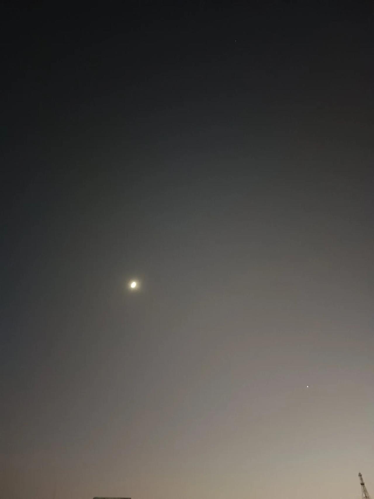 《孤星冷月》
 孤星寂寂挂苍穹，冷月凄凄照碧空。
霜落寒枝惊宿鸟，风摇瘦影叹残枫