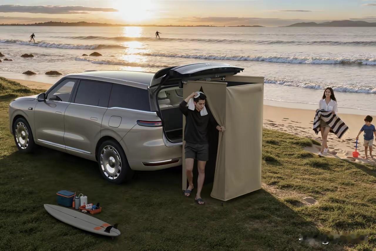 有创意！智己LS9这车竟然把淋浴房也配上了！

有个10L的水箱， 也有淋浴喷头