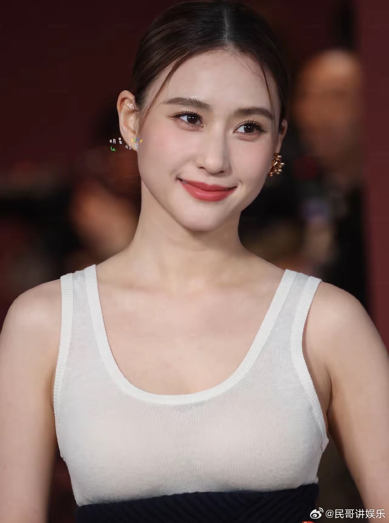 何超莲要是聪明点，就赶紧生个孩子吧。一来年纪不小了，今年35周岁，已到高龄产妇的