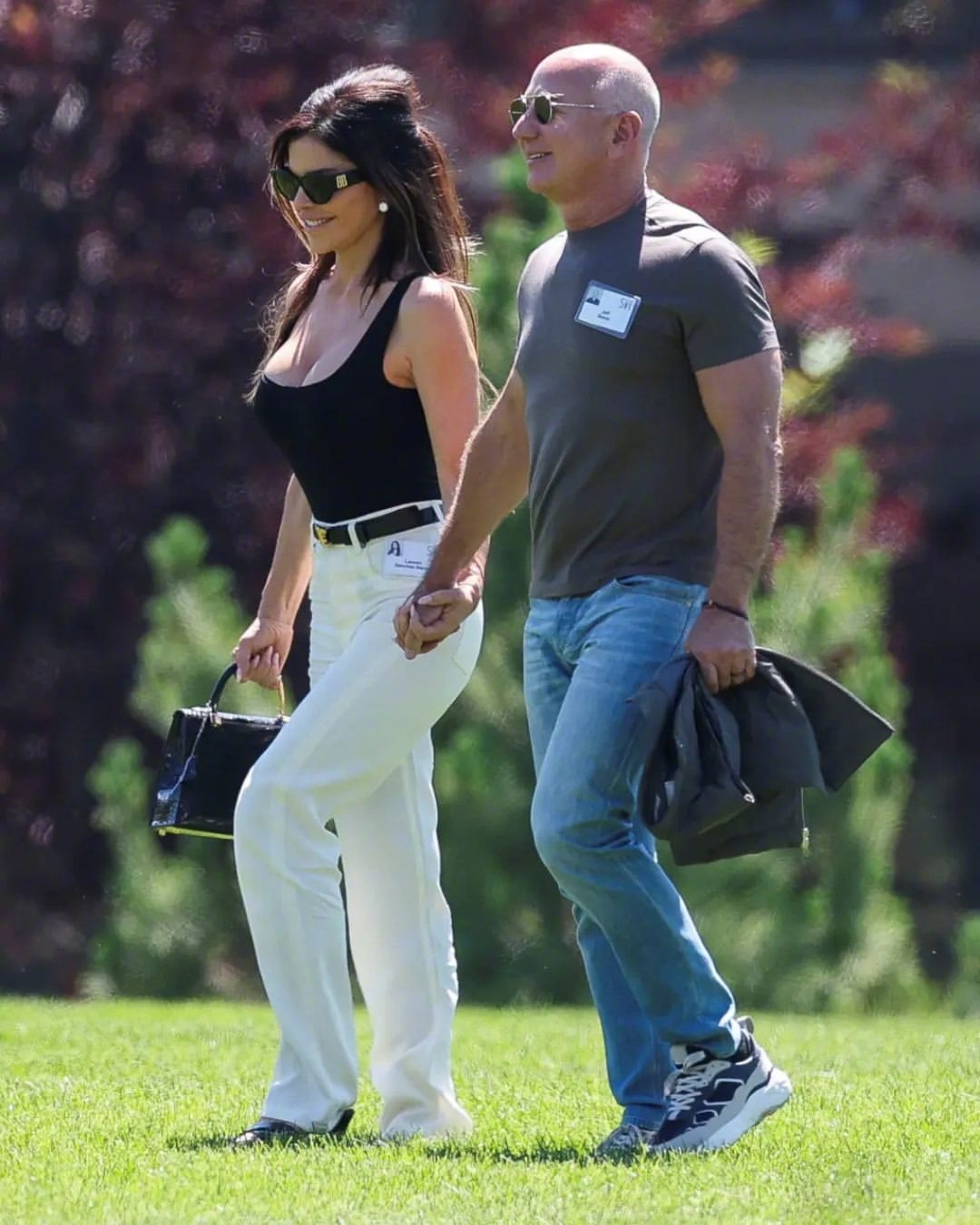 八媒：新婚夫妇杰夫·贝索斯（Jeff Bezos）和劳伦·桑切斯（Lauren 