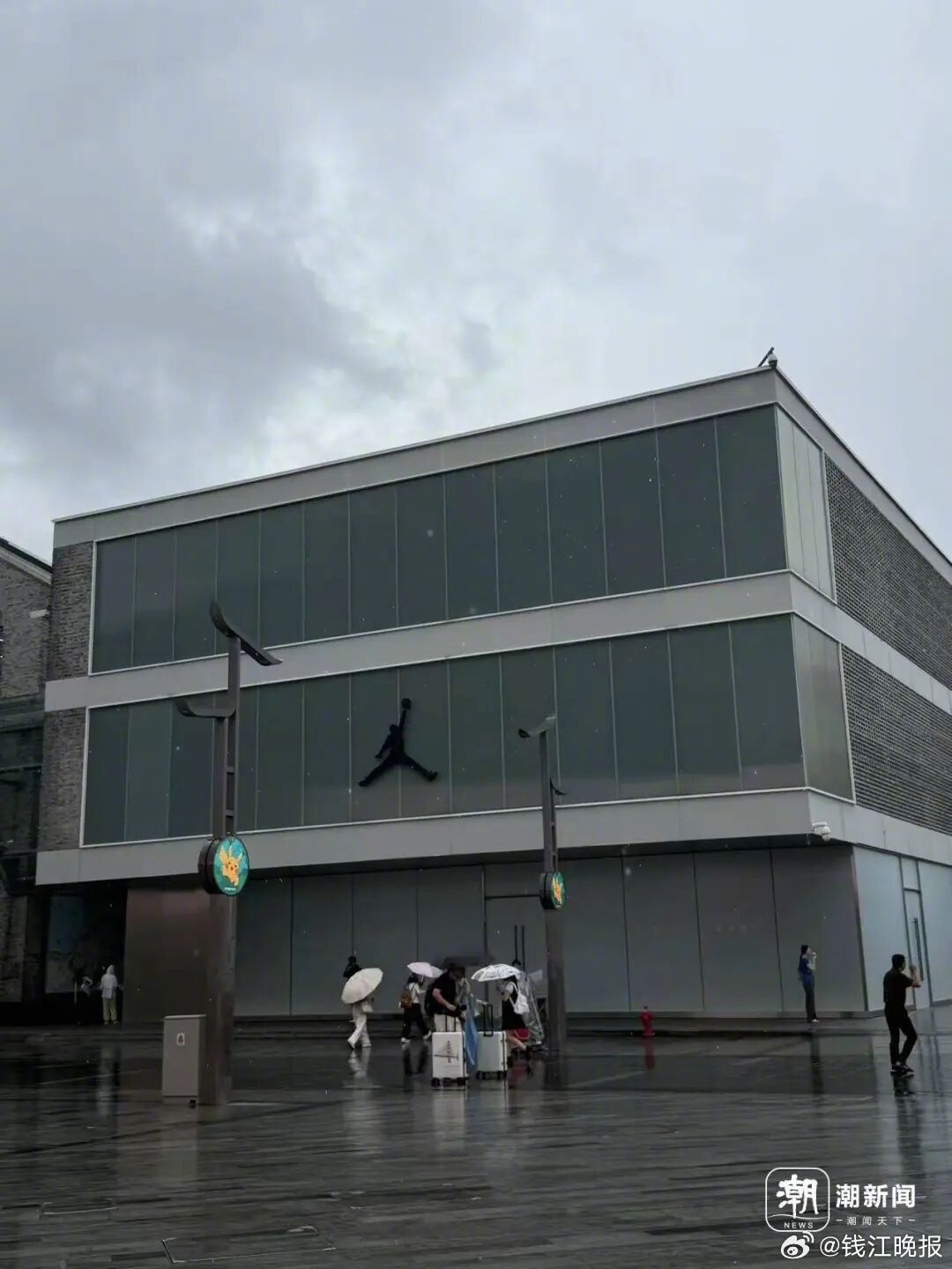 【#耐克在西湖边的门店关了#】近日，有网友在社交平台发帖称，位于杭州西湖边湖滨银