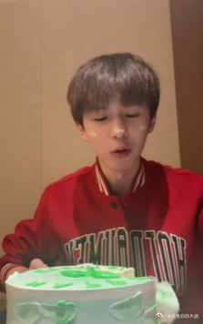 何浩楠直播给粉丝庆生 何浩楠也太会宠粉了，直播里温柔唱生日歌，耐心跟大家互动，每