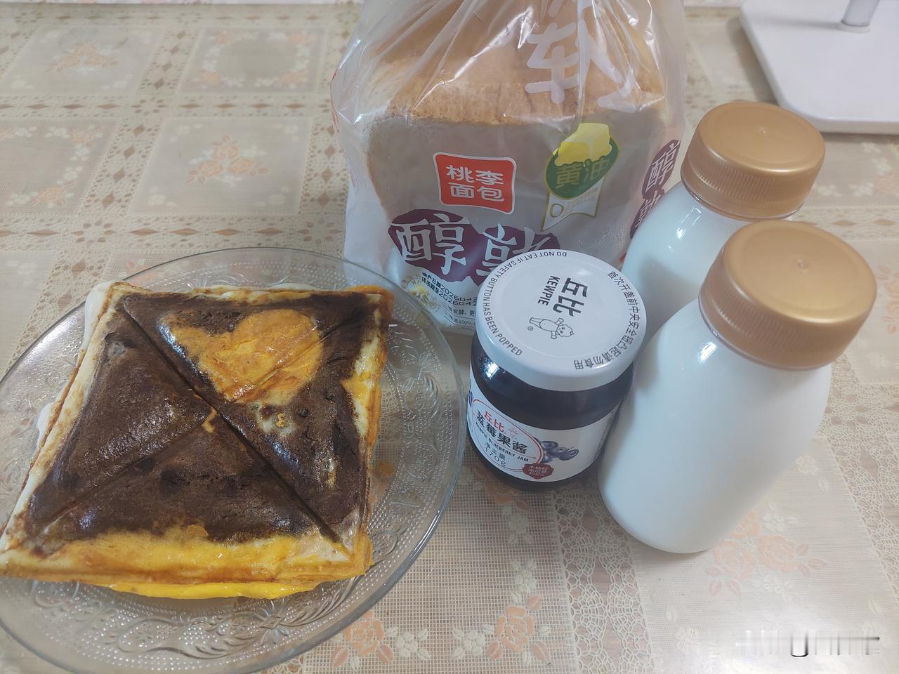 商业不好做啊！

昨天下班，去商超马上撤柜的奶站取了剩下的4瓶牛奶。 

平均每