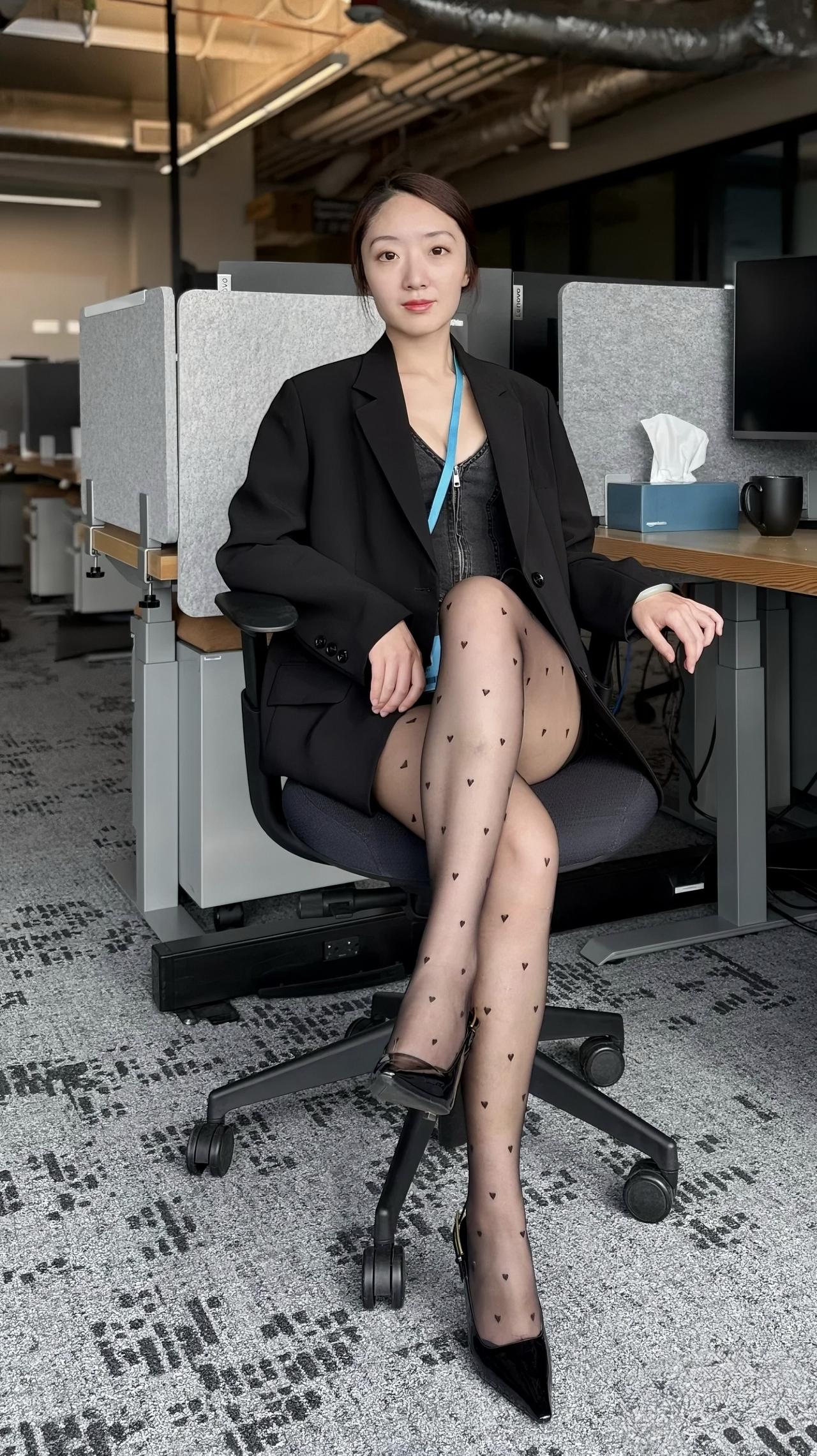职场里的松弛感，是自己给的✨
穿喜欢的爱心黑丝，搭oversize黑西装，把通勤