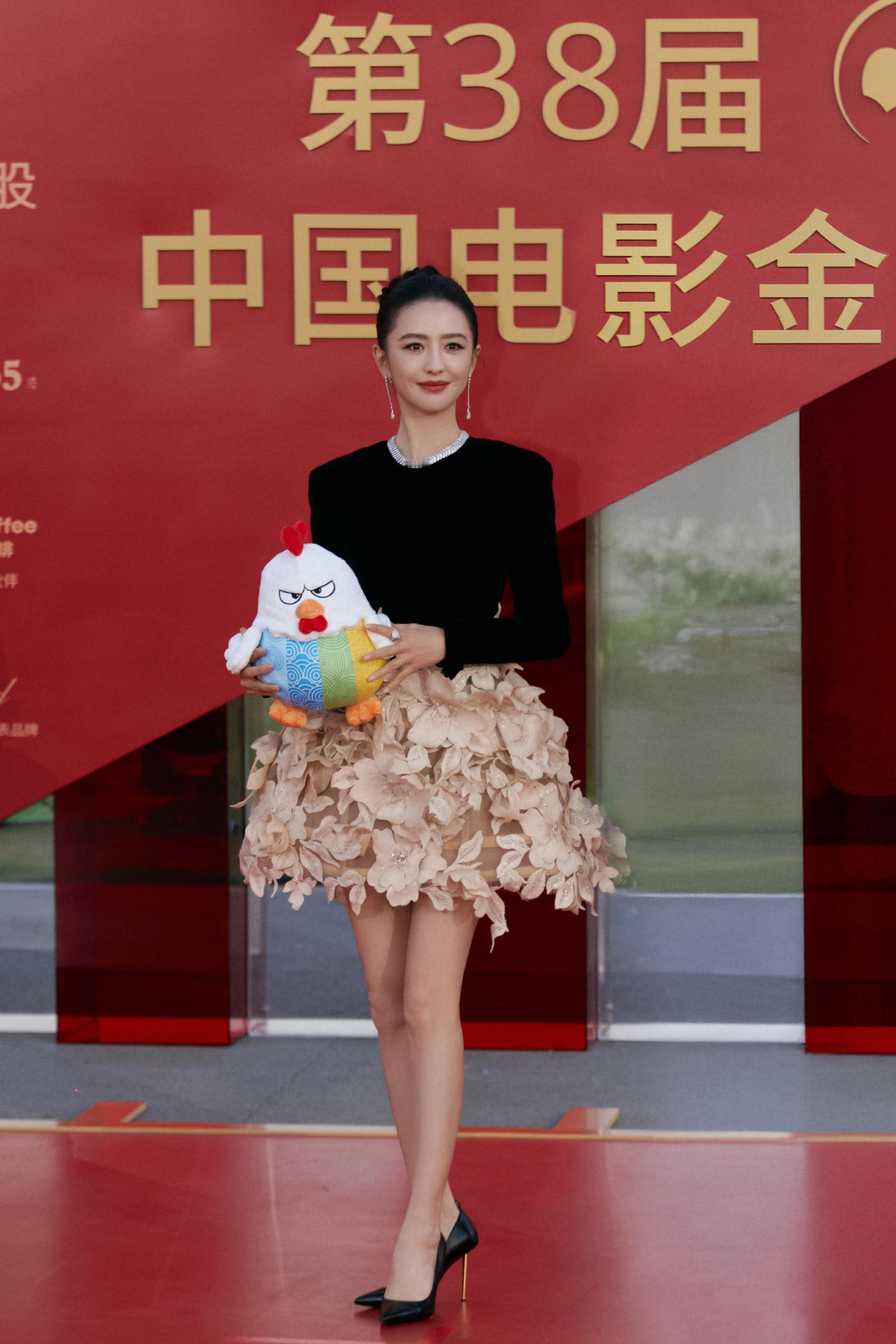 佟丽娅新疆限定皮肤美成啥了 一组黑色裙装美腿造型。佟丽娅