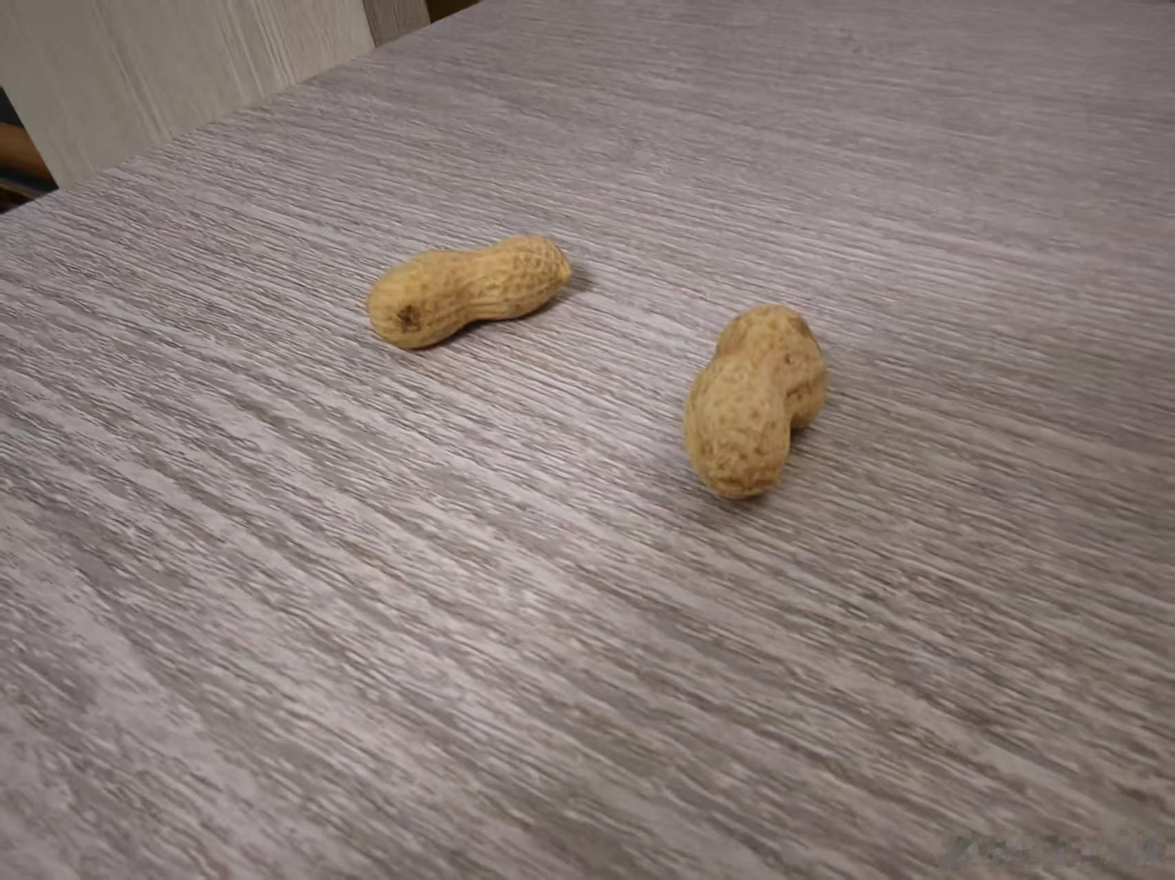 晚上想吃零食，让江哥给我拿两颗花生。江哥教训我晚上吃零食不健康，不过还是把花生给