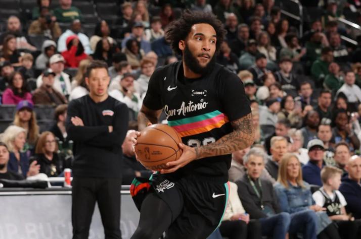 尚帕尼本赛季的表现，即使不是顶级3D锋线球员，也算是合格的3D锋线球员了。最关键