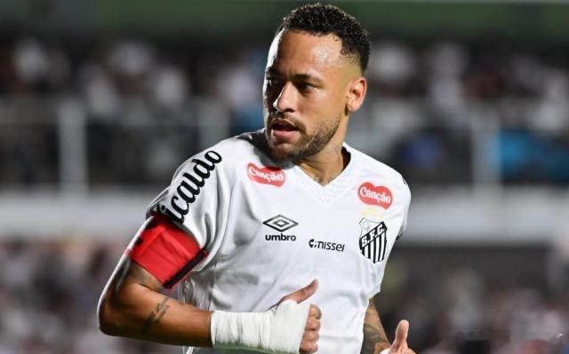 内马尔是一代桑巴巨星，是罗纳尔多、罗纳尔迪尼奥和卡卡之后巴西足坛出的仅有的一位巨