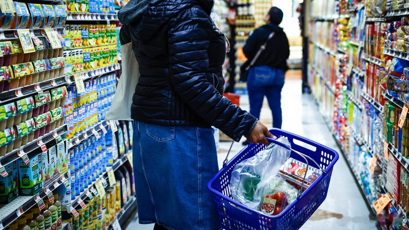 【美国正处于一种“寒风刺骨”的经济环境中，实际情况比感觉上更糟】（CNN）大多数