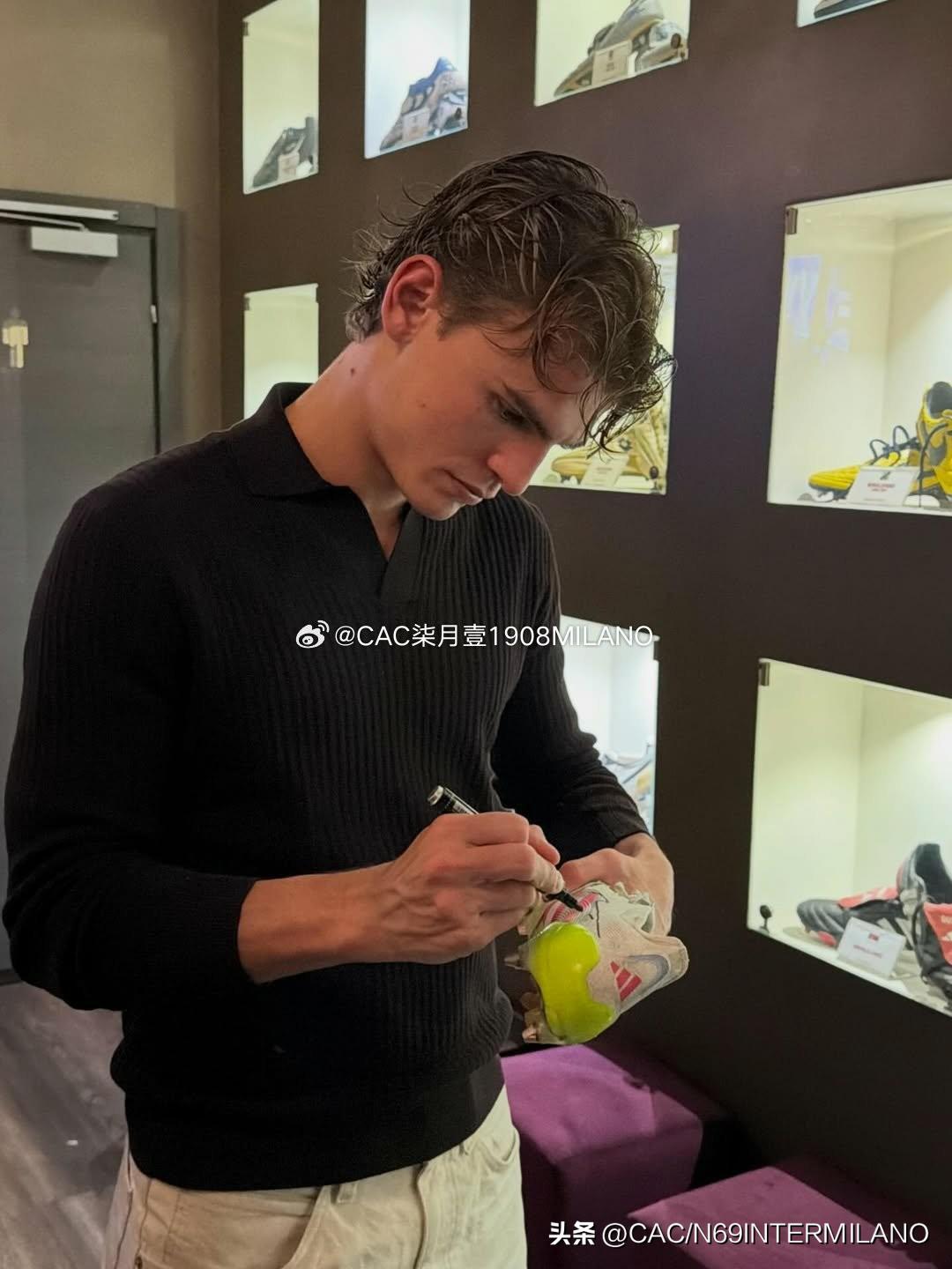 萨队餐厅又多了一双签名球鞋，
米利托，萨内蒂，剩下两位不认识
但我知道这是阿根廷