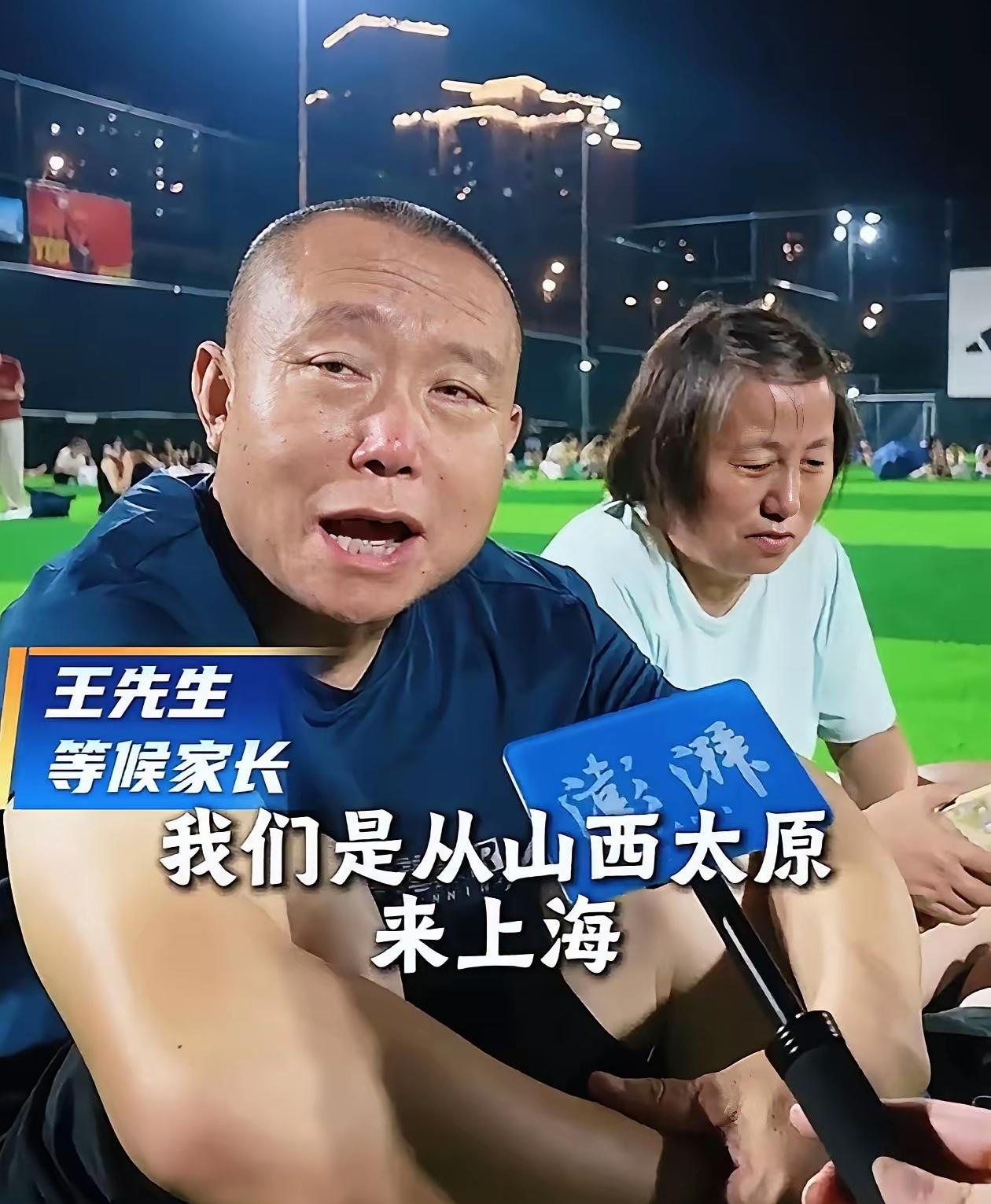老父亲坐在场外啃冷馒头，女儿坐在场内为偶像呐喊，这件事网上争议很大：有人被父爱打