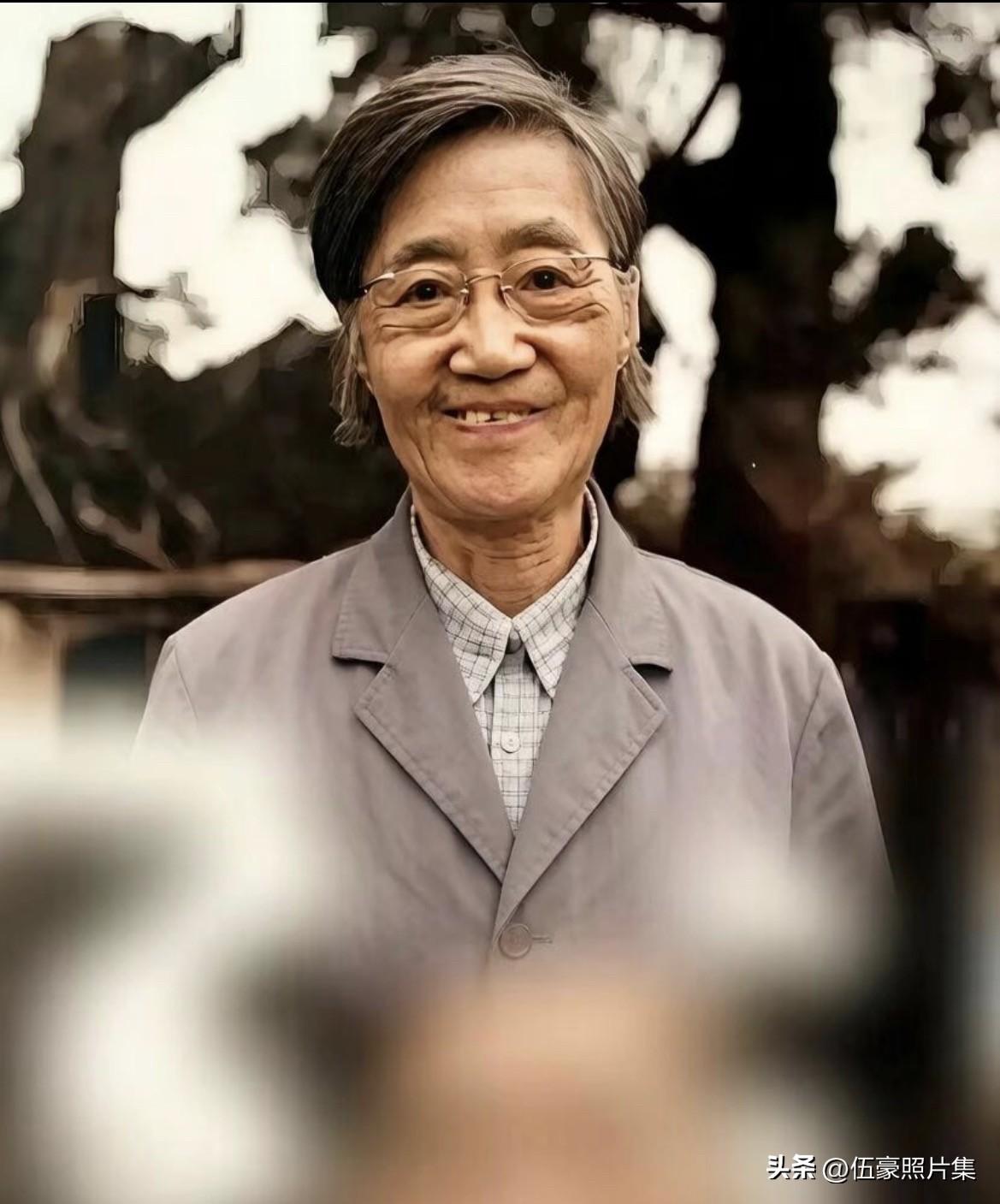 原子弹爆炸女功臣王承书晚年的老照片。她本可问鼎诺奖，却毅然回国，为国三次转行、隐