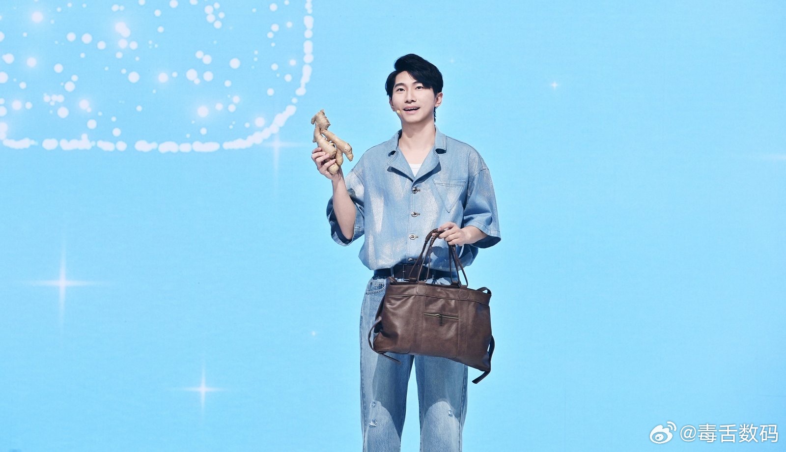 OPPO Reno14发布会，我说产品经理怎么拿个包上来，原来是一台顶多台的意思