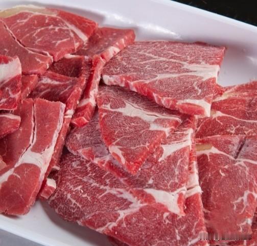 下午去超市购物，刚进大门就见收银处四五个人在大声争吵，我看过去，一个是收银员，一