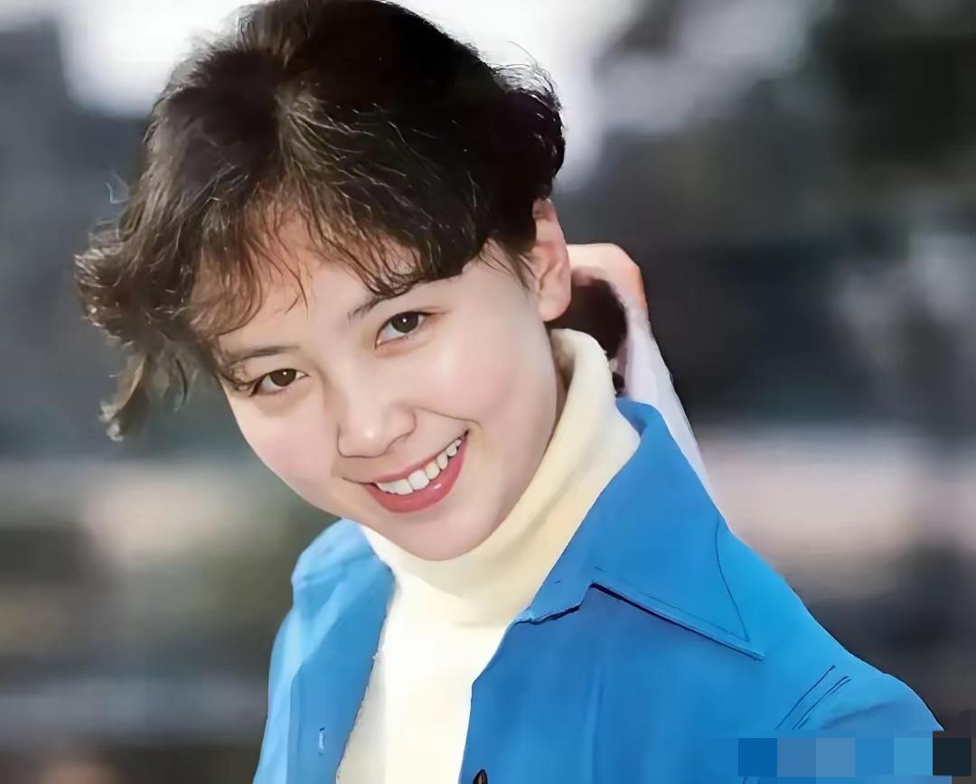 80年代有位女演员，红得家喻户晓，海报贴满大街小巷，22岁就嫁给了比大她6岁的粉