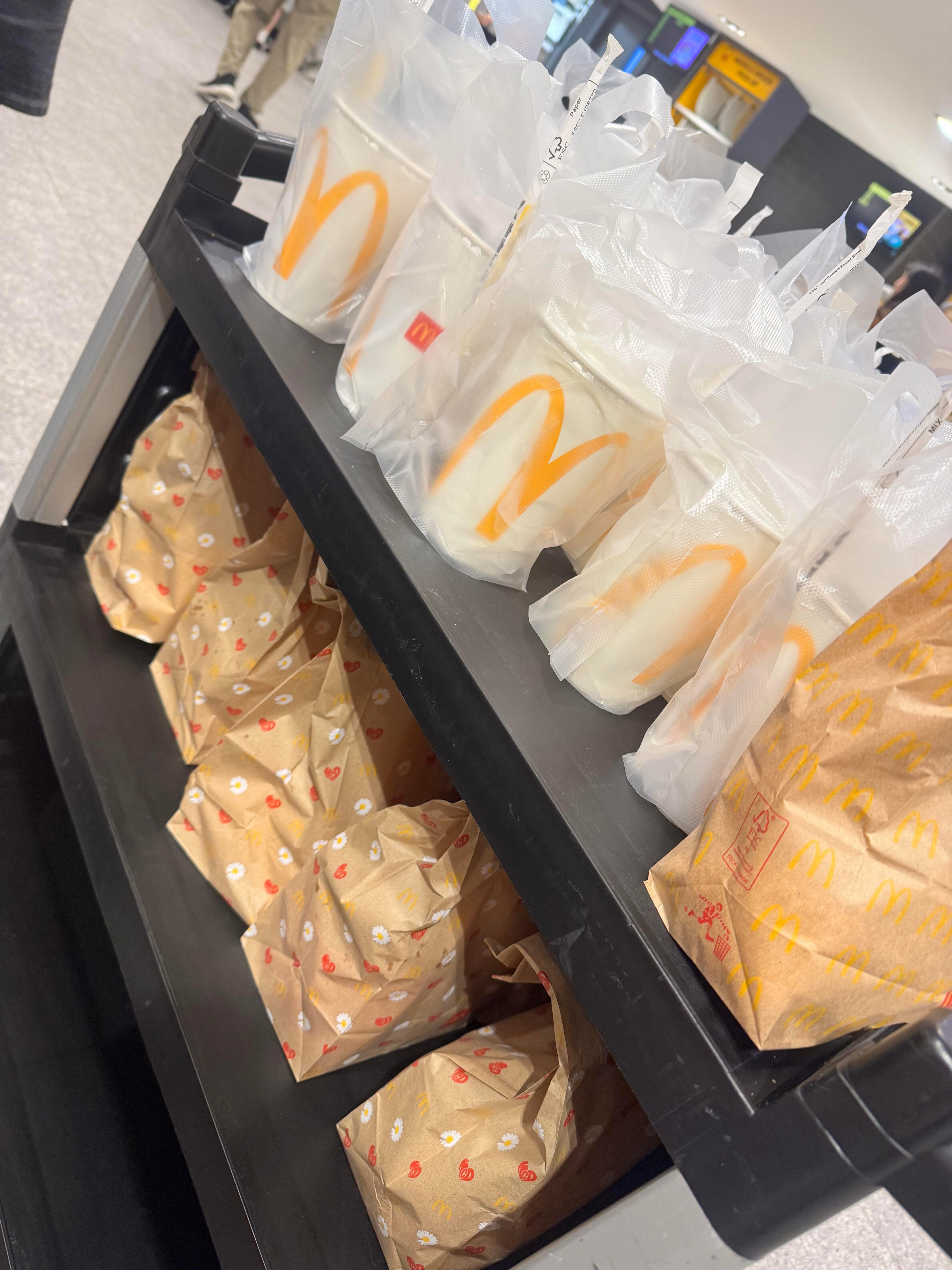 女子中万元餐券宴请环卫工女子香港游中万元餐券，吃不完干脆宴请全城，还特意留两千给