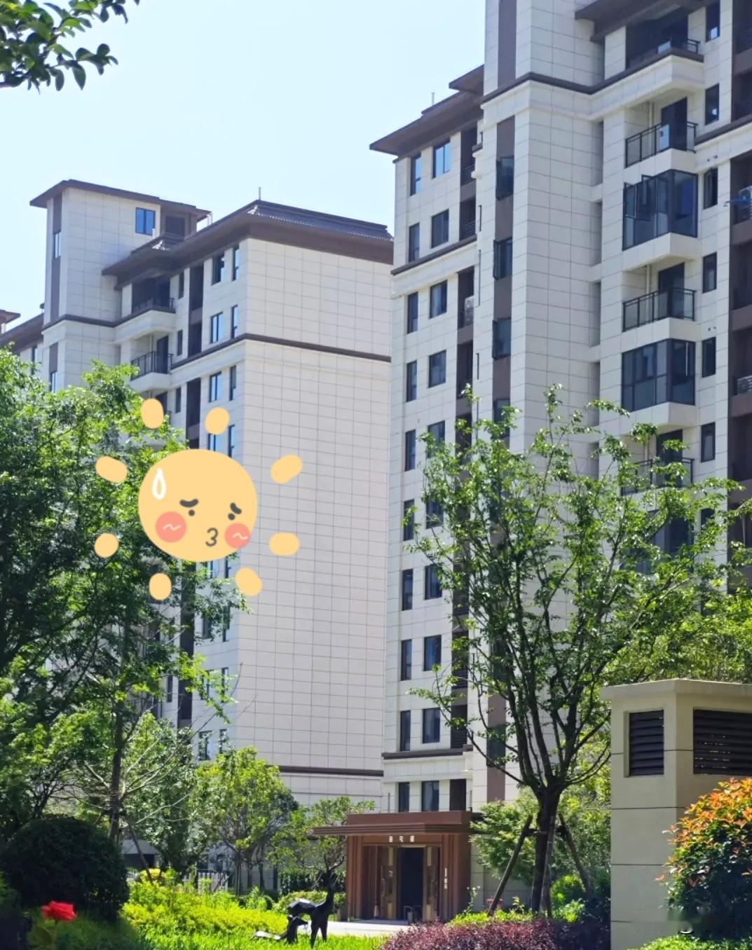 房价跌得厉害，我弟反倒像是赚翻了。
 
三年前他把房子卖了，当时全家都骂他脑子进