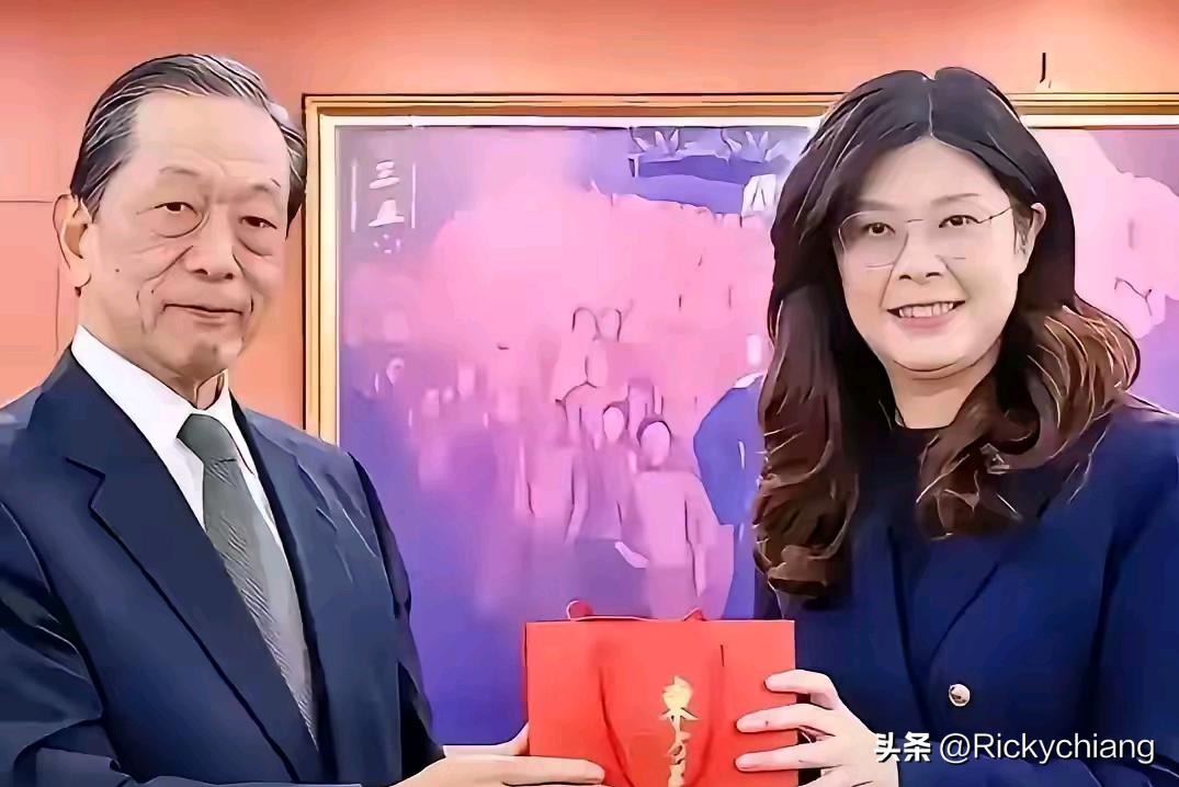 郑丽文这操作真是让人一言难尽。在中日关系因日本不断挑衅而低迷时，对日本熊本地震，