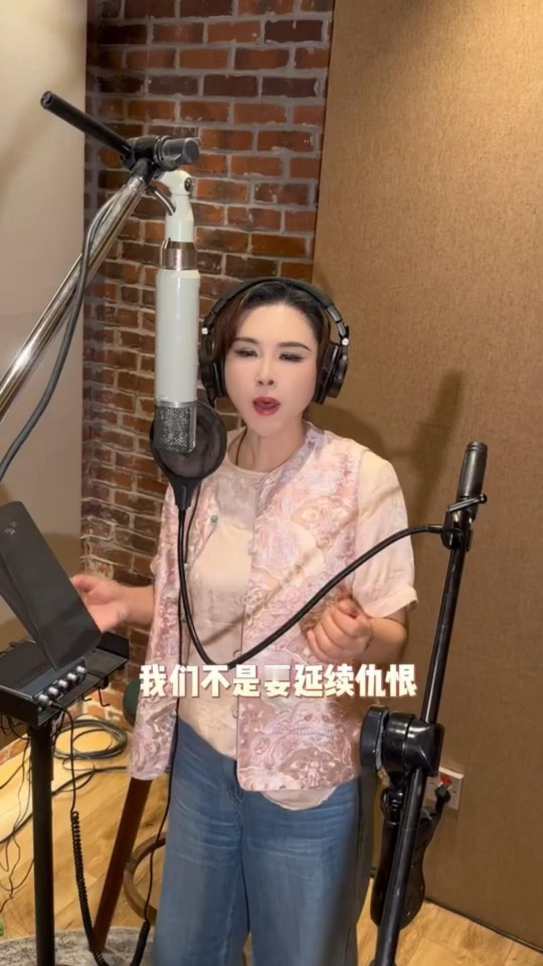 有些话必须在这个时代说给世界乌兰托娅这首歌是对历史最好的回响以歌声敬岁月，以旋律