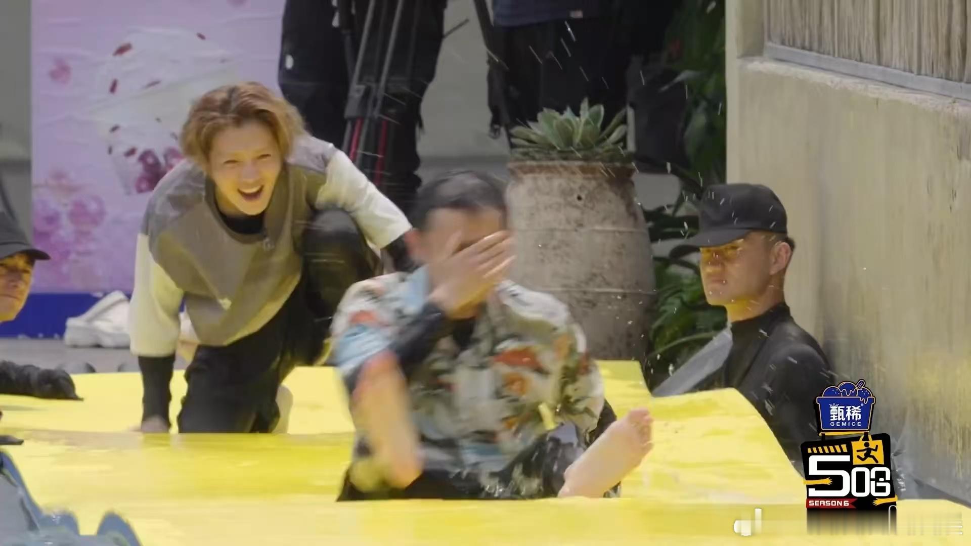 鹿晗水上跑步如履平地鹿晗让工作人员休息哈哈哈哈哈 你们觉得艺人良好的身体协调性，